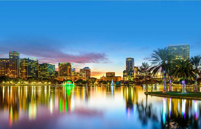 Foto de Orlando a noite - Descubra 10 vantagens de morar na região
